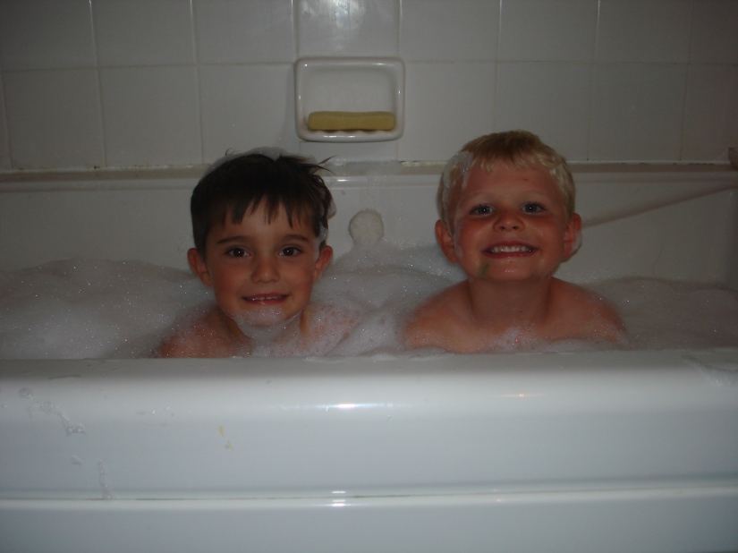Nicky and Rylan enjoy a bath